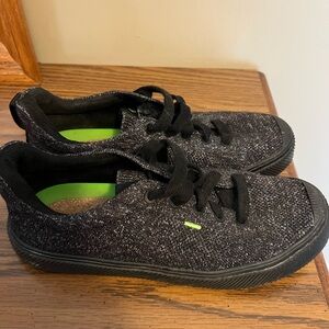 Cariuma Black Gray Casual woven bamboo knit IBI Sneakers. Sustainable